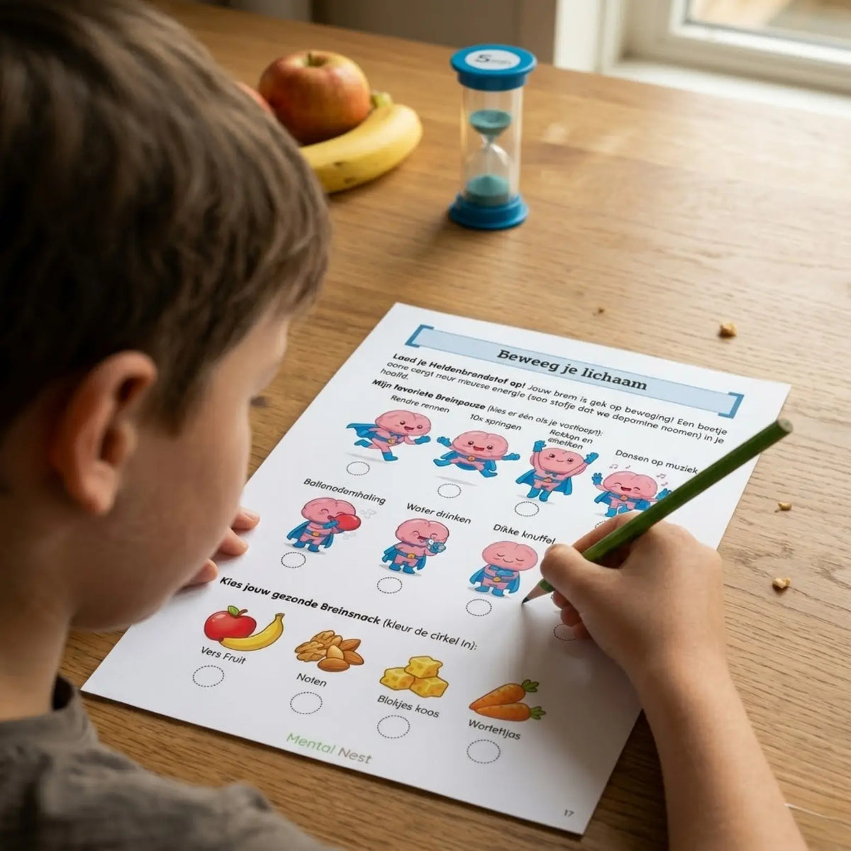Jongen vult geconcentreerd en rustig de speelse oefeningen in van het fysiek geprinte ADHD Superkrachten Werkboek van Mental Nest.